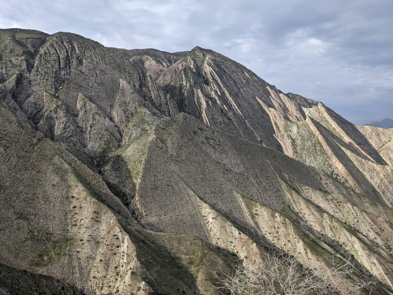 Sets of conjugate joints shaping the flanks of Khojamaston Mountain