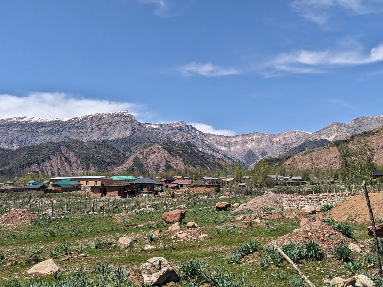 View on Sari Khosor (Sharidon) village in front of a massive mountain range