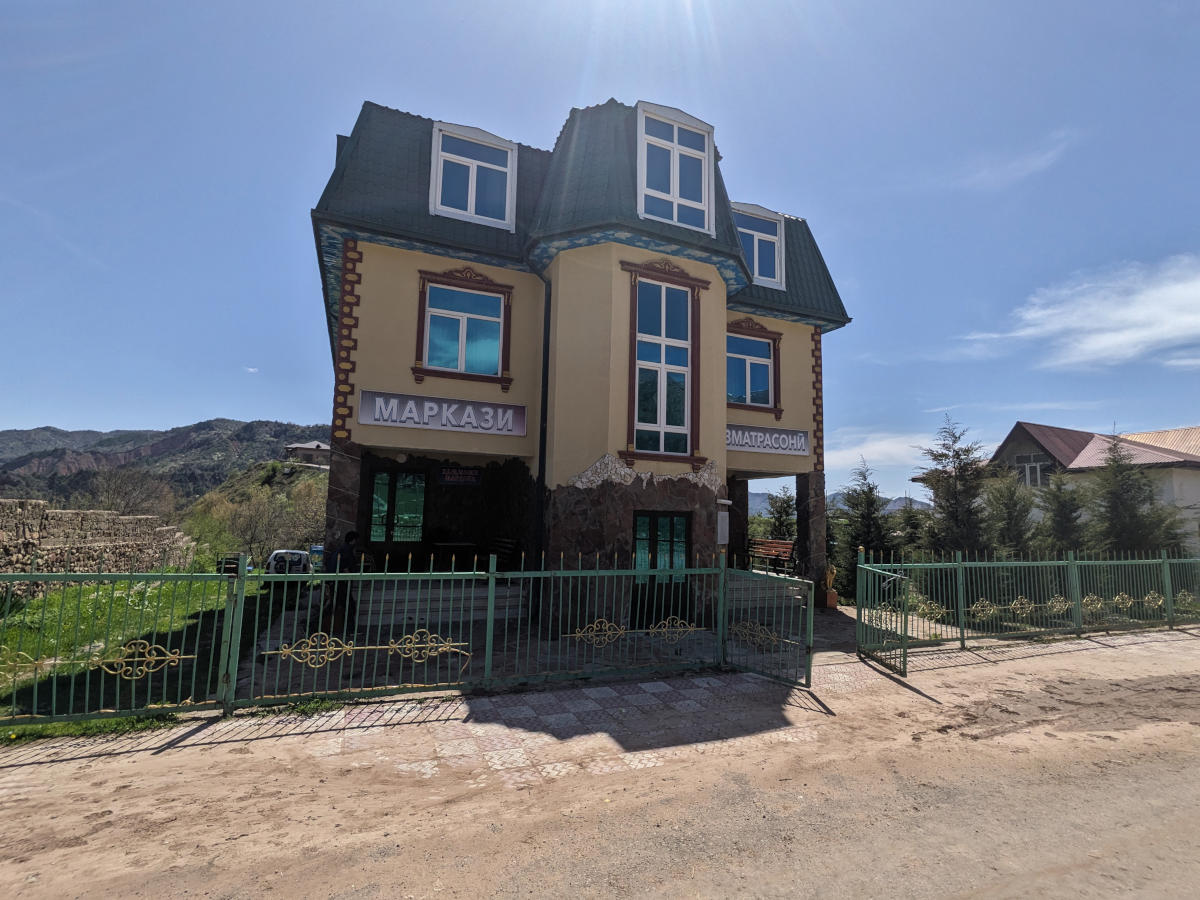 Facade of the hotel in Sari Khosor village