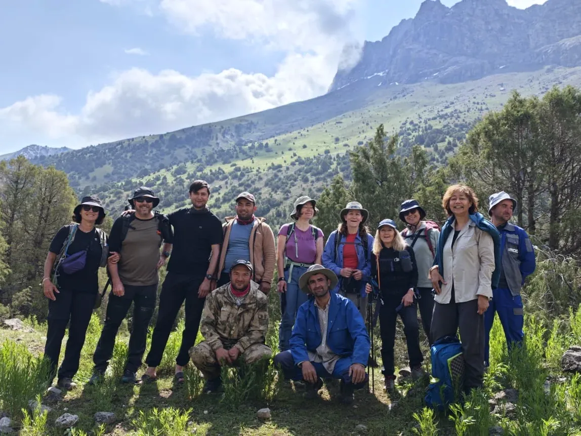 Group picture of hikers and guides